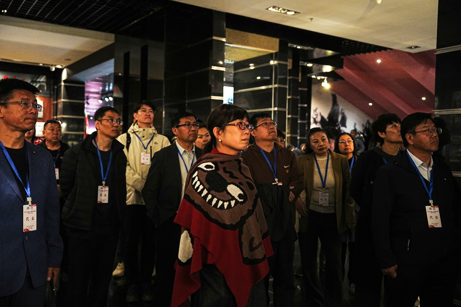 聆听讲解员深情讲述杨靖宇烈士英勇事迹和坚定的革命信念（左）.JPG