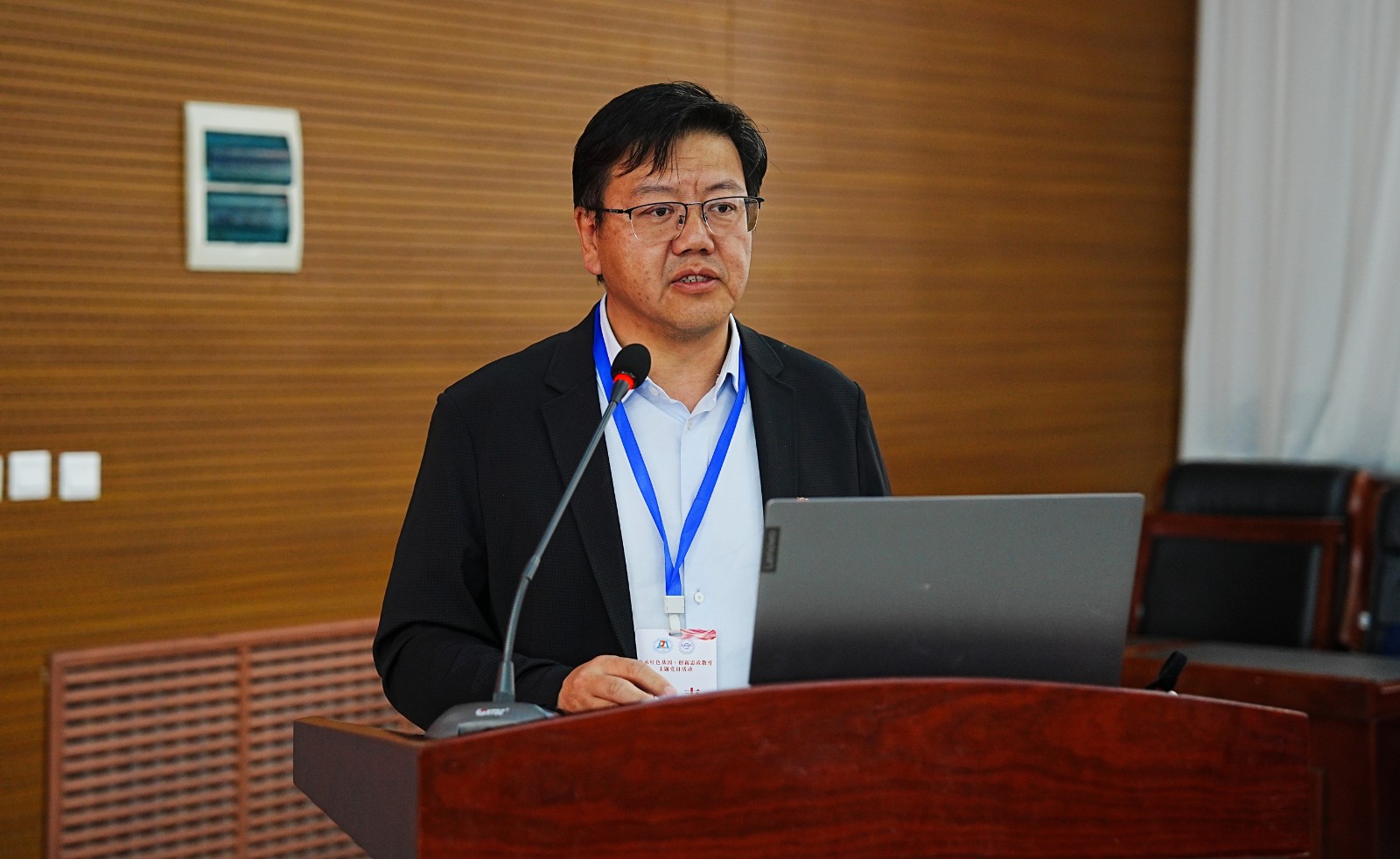 吉林大学汽车工程学院党委书记黄忠华讲话.JPG
