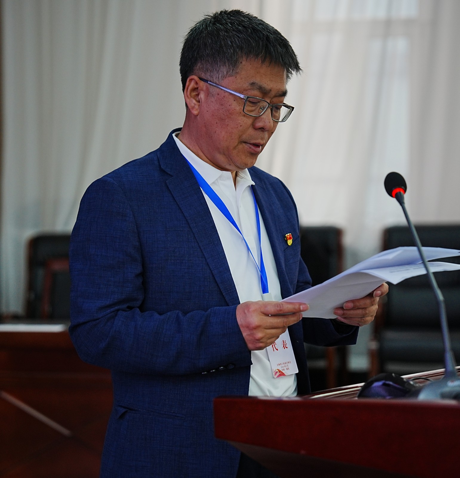 吉林省工业设计协会常务副秘书长李明主持会议.JPG